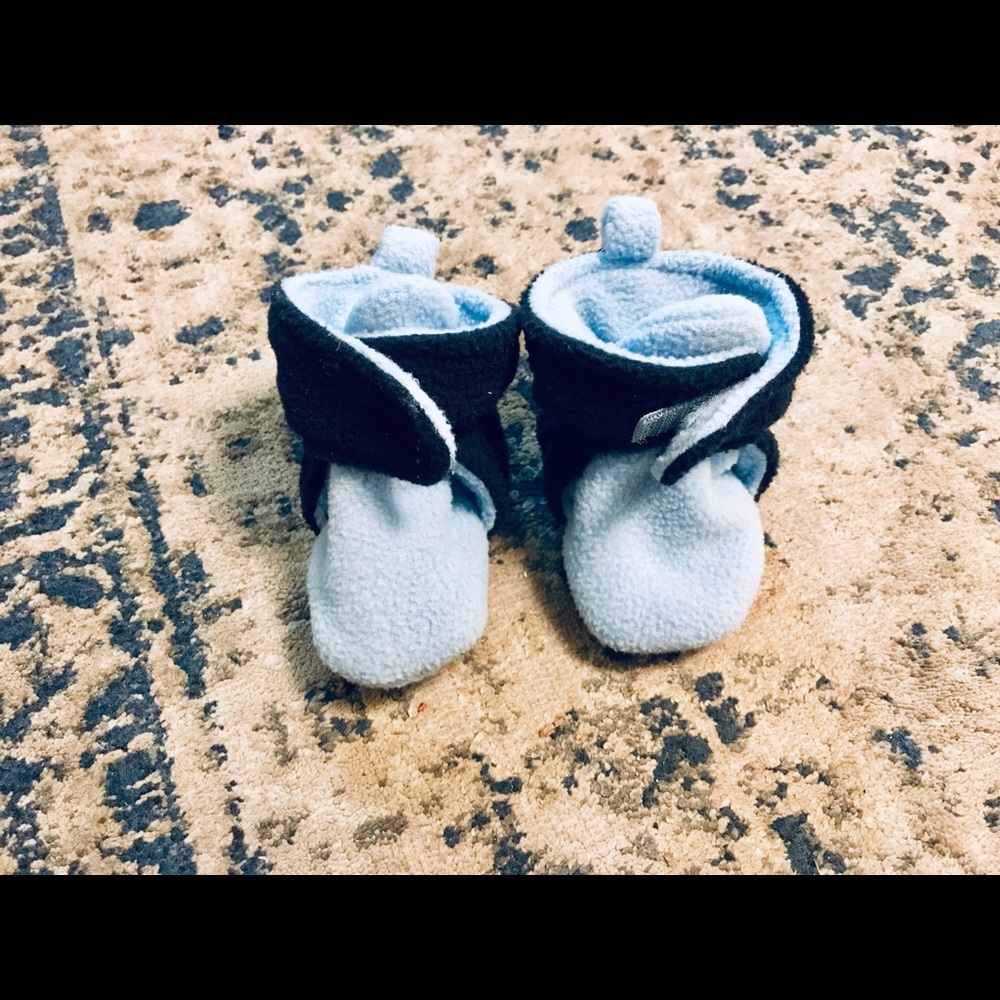 0-6 months two tone blue baby booties